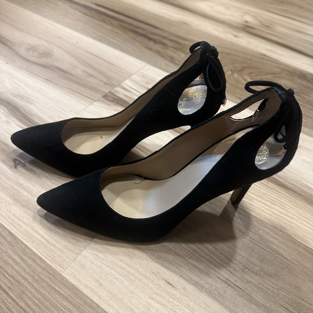 VINCE CAMUTO BLACK SUEDE HIGH HEEL PUMPS "CARISSAH" W BOW ACCENT & CUTOUT DESIGN